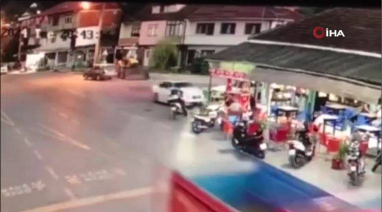 Davetsiz misafir! Lüks otomobil kahvehaneye daldı. Facianın eşiğinden dönüldü - Resim: 17